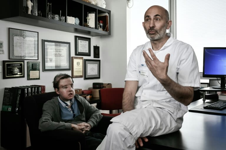 Jérôme Hamon (g) et le Pr Laurent Lantieri, spécialiste de la greffe de main et de visage, à l'hôpital européen Georges-Pompidou, le 13 avril 2018 à Paris (Philippe LOPEZ)