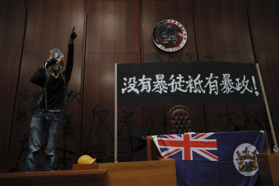 7月1日衝進香港立法會的「反送中」抗議民眾。   圖：達志影像/美聯社（資料照片）