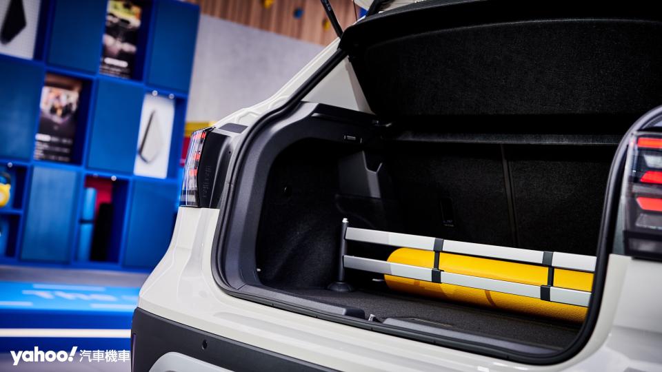 Volkswagen T-Cross置物空間具有高度調整範圍用以對應更多元的使用情境。