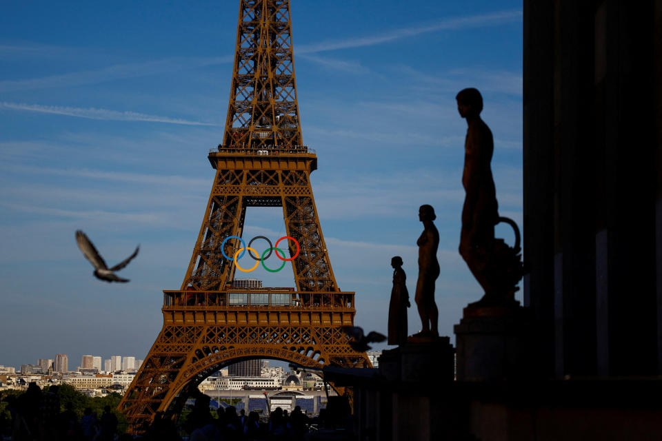 Los anillos olímpicos se exhiben en el primer piso de la Torre Eiffel antes de los Juegos Olímpicos de París 2024 en París, Francia, el 7 de junio de 2024. REUTERS/Sarah Meyssonnier