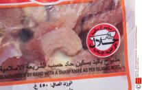 Carne halal de cerdo Durante el escándalo por la carne de caballo en 2013, las autoridades noruegas descubrieron que dos fabricantes vendían productos cárnicos que contenían cerdo. Uno de ellos era Kuraas AS, una empresa que vendía carne halal etiquetada como 100% de ternera. El consumo de carne de cerdo está prohibido por el Islam y Kuraas retiró todos sus productos suministrados a restaurantes de comida rápida (Foto: Rex).