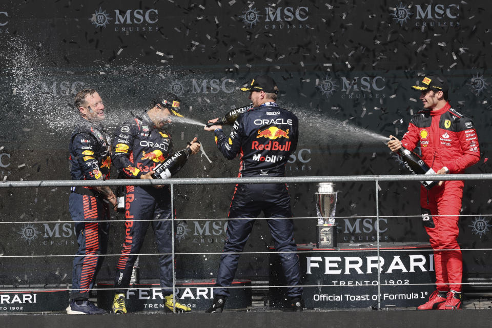 Max Verstappen (centro) celebra su victoria en el podio del Gran Premio de Bélgica de la Fórmula Uno, con el segundo Sergio Pérez (segundo a la izquierda) y Charles Leclerc (derecha), el domingo 30 de julio de 2023, en Spa. (AP Foto/Geert Vanden Wijngaert)