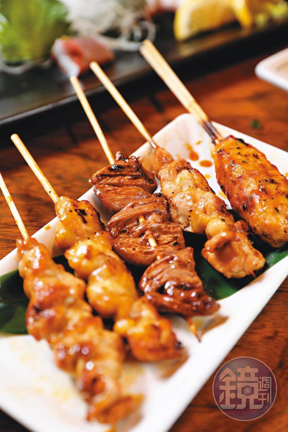 「什錦串燒」可以吃到雞心、雞腿肉、雞皮等烤物。（750日圓／份，約NT$206）