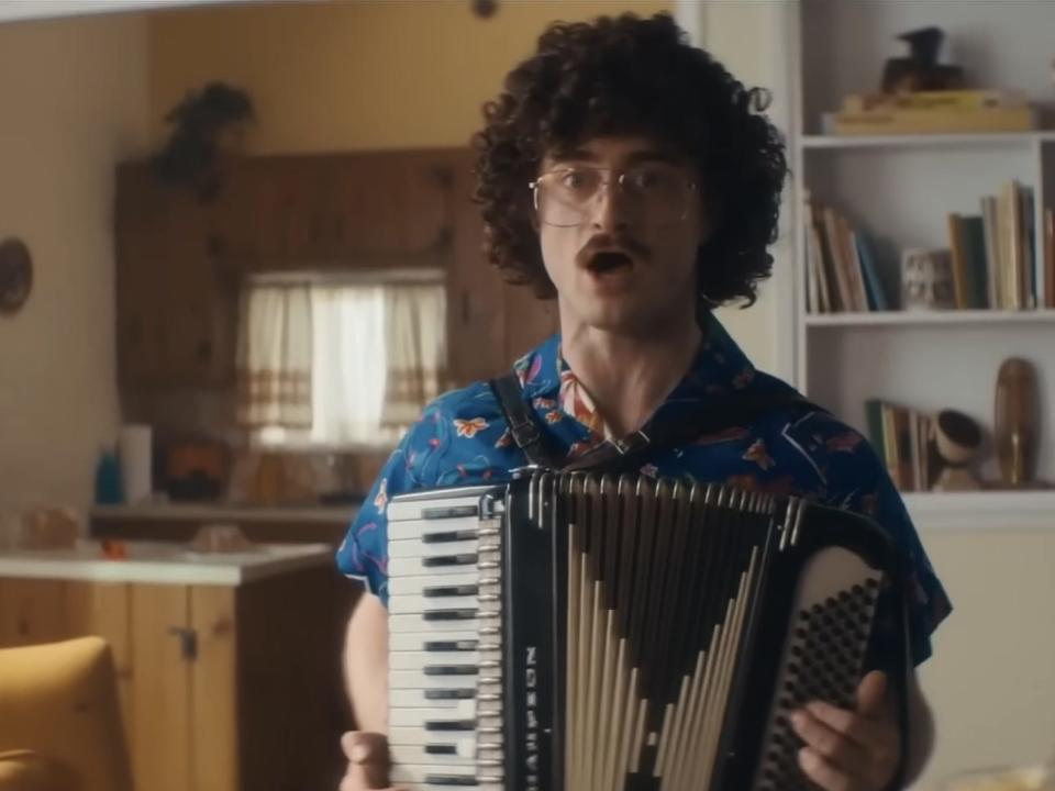 daniel radcliffe as al yankovic playing the accordian in weird the al yonkovic story