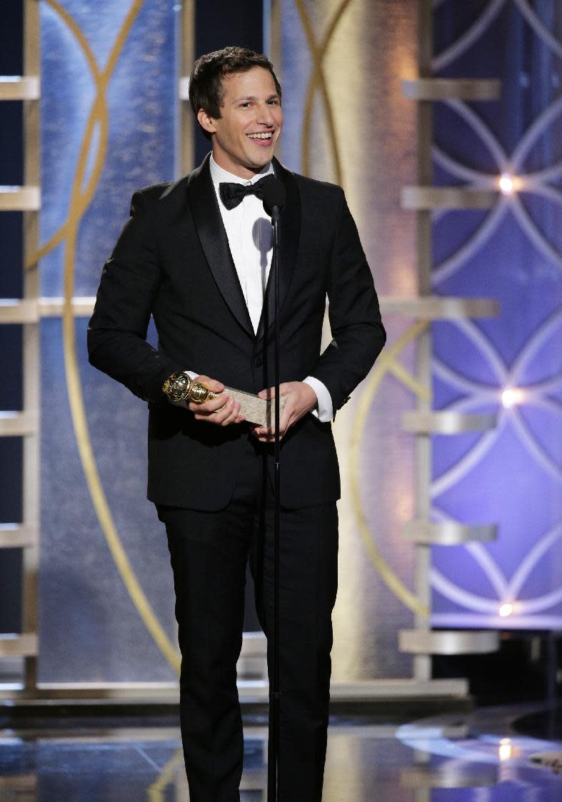 En esta imagen difundida por NBC, Andy Samberg acepta el Globo de Oro al mejor actor en una serie de comedia por "Brooklyn Nine-Nine", el domingo 12 de enero del 2014 en Beverly Hills, California. (AP Foto/NBC, Paul Drinkwater)