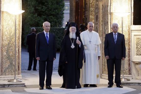 (L-R) Israeli President Shimon Peres, Orthodox Patriarch Bartholomew I, Pope Francis and Palestinian President Mahmoud Abbas leave after a prayer meeting at the Vatican June 8, 2014. REUTERS/Max Rossi