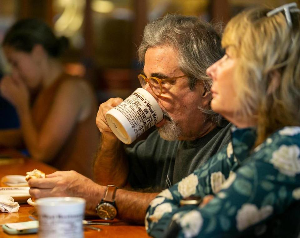 David Hoffman toma un sorbo de café en el restaurante Wagons West el viernes 1º de julio de 2022, en Pinecrest.