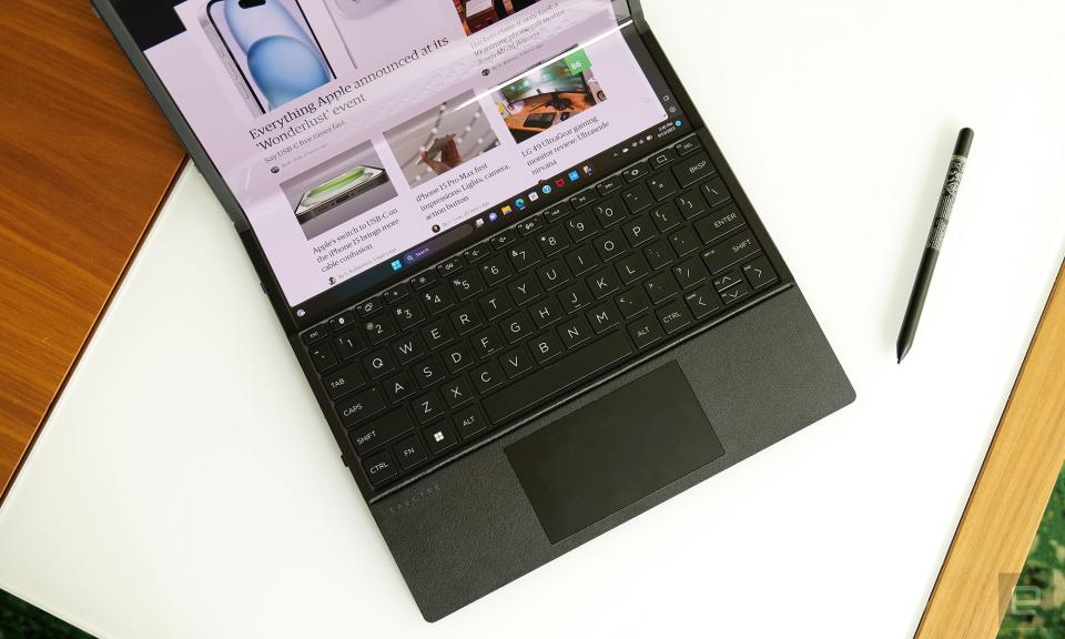 By sliding down its magnetic keyboard, the Spectre Fold transforms into expanded mode featuring what HP calls a 