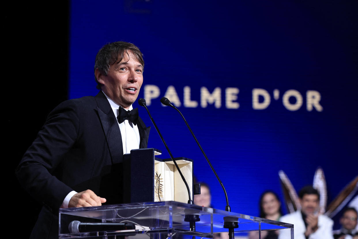 Festival de Cannes 2024 : quand pourra-t-on voir les films primés de cette 77e édition ? (Photo du réalisateur américain Sean Baker qui remporte la Palme dor pour son film « Anora » au festival de Cannes le 25 mai 2024) 