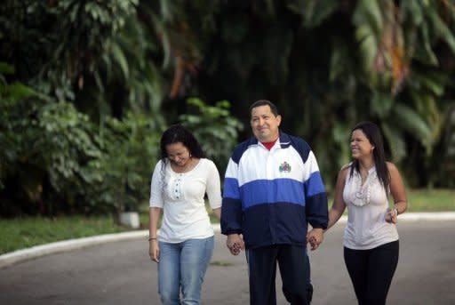 Hugo Chávez con sus hijas María Gabriela (D) y Rosa Virginia en La Habana el 7 de marzo