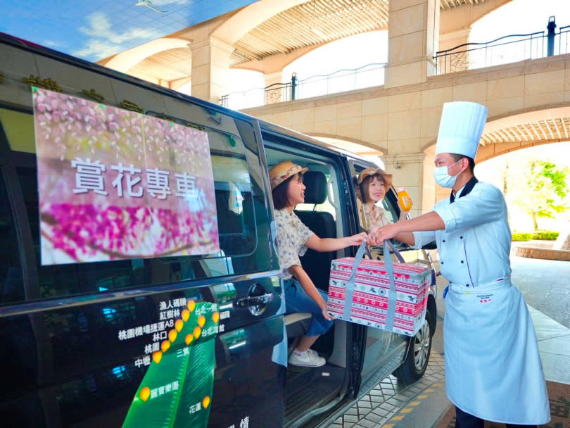 福容大飯店配合最佳賞花期，祭出11天季節限定的「紫藤花假期」，雙人二天一夜優惠價6,600元，包含泡黃金美人湯、文青品茶、賞花專車、早午餐野餐籃、無敵海景房，幫各位省去來回奔波的麻煩。