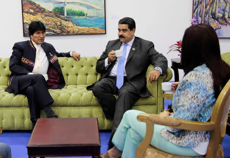 Venezuela's President Nicolas Maduro (C) attends a private meeting with Bolivia's President Evo Morales (L) during the 17th Non-Aligned Summit in Porlamar, Venezuela September 18, 2016. Miraflores Palace/Handout via REUTERS