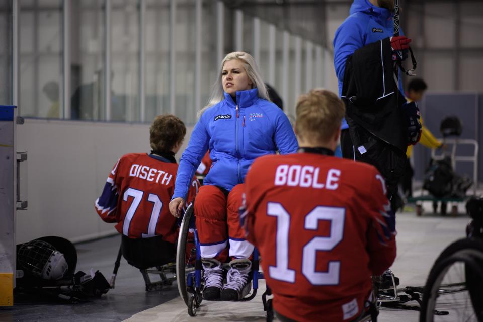 Lena Schroeder spielt im Sledge-Hockey-Team Norwegens. (Bild: Getty Images)