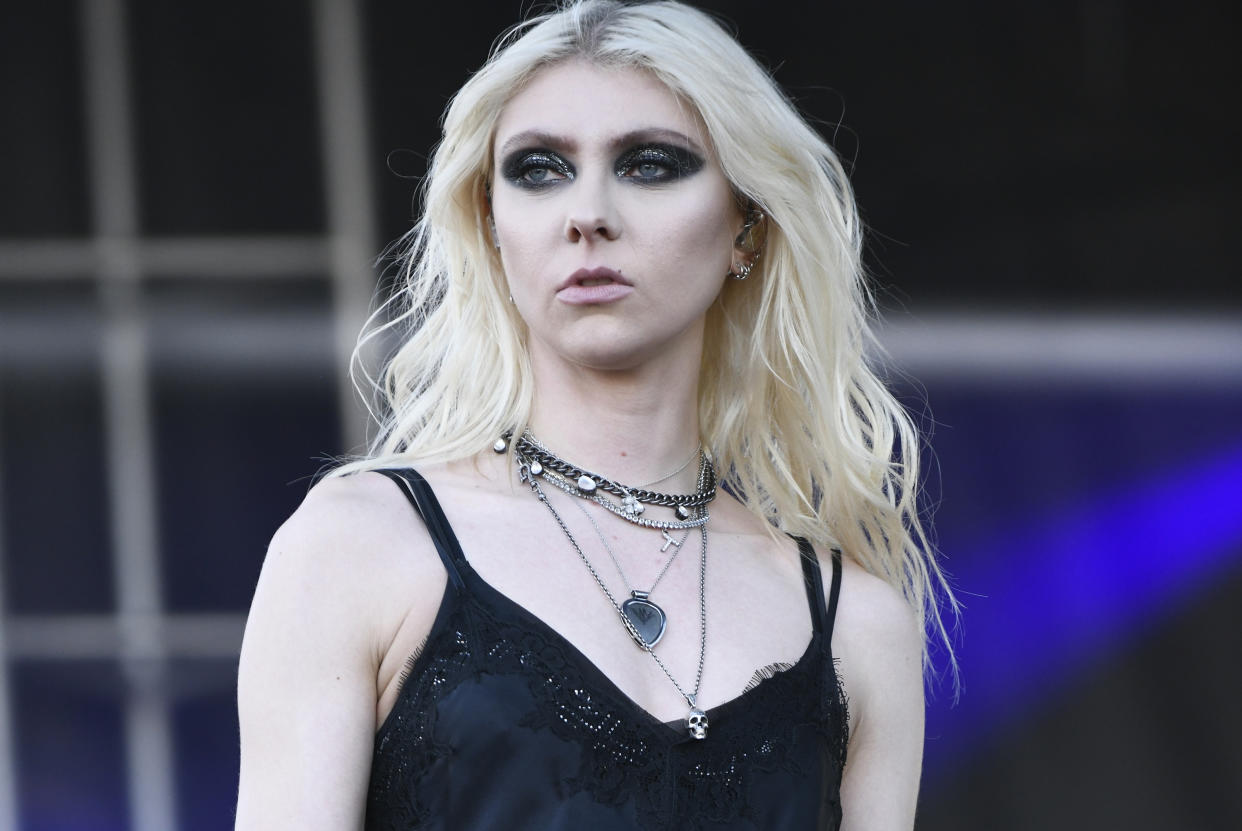 TEMPE, ARIZONA - 25 DE FEBRERO: Taylor Momsen de The Pretty Reckless actúa durante el Festival Innings 2023 en Tempe Beach Park el 25 de febrero de 2023 en Tempe, Arizona. (Foto de Tim Mosenfelder/WireImage)