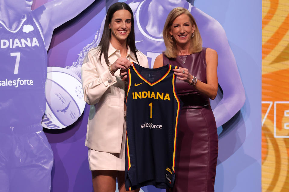 Caitlin Clark posiert mit einem Indiana-Fever-Trikot neben Cathy Engelbert