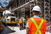 <p>Las compañías dedicadas a la construcción precisan de jefes de obra y responsables de suelo, mientras que en el sector inmobiliario hay una fuerte demanda de analistas de inversiones. (Foto: <a rel="nofollow noopener" href="http://pixabay.com/es/construcción-trabajador-de-seguridad-2578410/" target="_blank" data-ylk="slk:Pixabay;elm:context_link;itc:0;sec:content-canvas" class="link ">Pixabay</a> / bridgesward). </p>