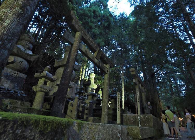 高野山奥之院的夜晚行程