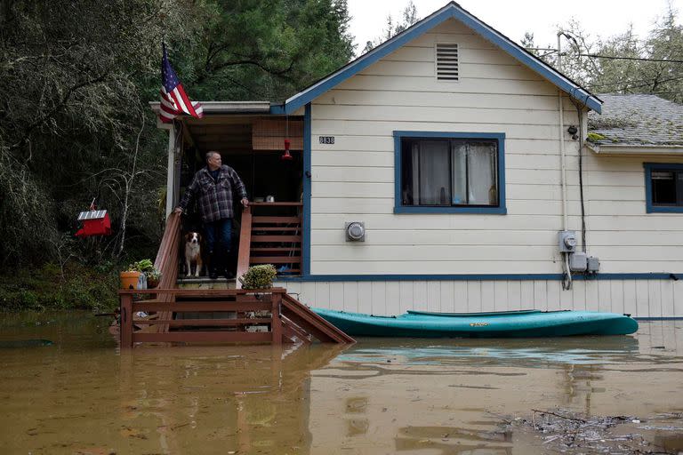 Terry Hubbell observa las aguas de las inundaciones del río Russian que rodea su casa en Forestville, California, el miércoles 27 de febrero de 2019. El río Russian, todavía en ascenso, fue inundado por los días de lluvia de las tormentas del oeste de los EE. UU.