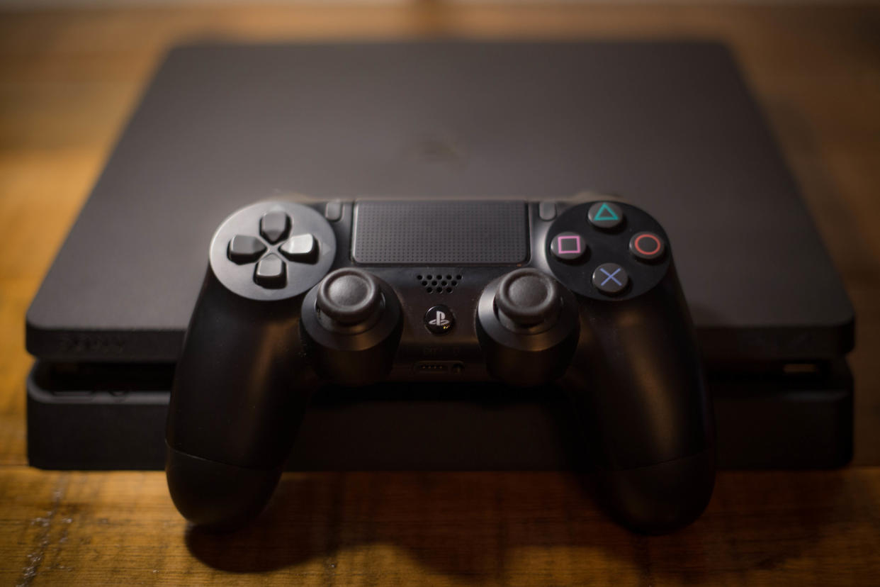 Eine Playstation 4 ist derzeit für knapp 340 Euro zu haben. (Bild: Getty Images)