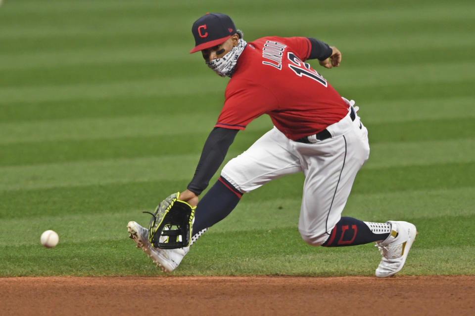 ARCHIVO - En esta foto del 29 de septiembre de 2020, Francisco Lindor (12) de los Indios de Cleveland fildea una pelota durante un juego contra los Yanquis de Nueva York en los playoffs. Lindor fue canjeado a los Mets de Nueva York. (AP Foto/David Dermer, archivo)