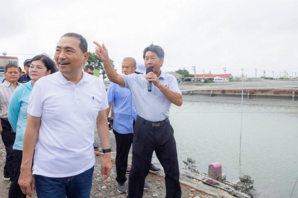 國民黨總統參選人侯友宜六日下午前往口湖鄉勘察鰻魚養殖業。（記者劉春生翻攝）