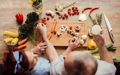 Los patrones dietéticos basados en vegetales, donde predominan alimentos saludables como frutas, verduras, granos integrales, nueces y legumbres, pueden ayudar a disminuir el riesgo de diabetes tipo 2. (Foto: GETTY IMAGES/ISTOCKPHOTO / LIGHTFIELDSTUDIOS)