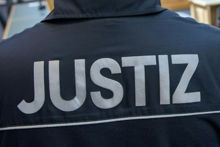 Ein Jahr nach tödlichen Schüssen auf einen 18-Jährigen im baden-württembergischen Asperg hat das Landgericht in Stuttgart zwei Angeklagte zu Jugendstrafen von sieben Jahren sowie fünf Jahren und neun Monaten verurteilt. (JENS SCHLUETER)