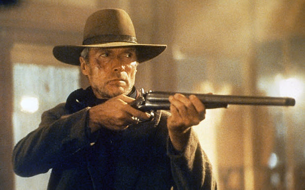 Com a experiência de quem trabalhou com Sergio Leone, um dos maiores mestres do gênero, Eastwood fez seu próprio clássico do faroeste em 1992, ‘Os Imperdoáveis’, pelo qual levou os Oscars de melhor filme e diretor. Ele atua como um pistoleiro aposentado que aceita um último e eletrizante trabalho.