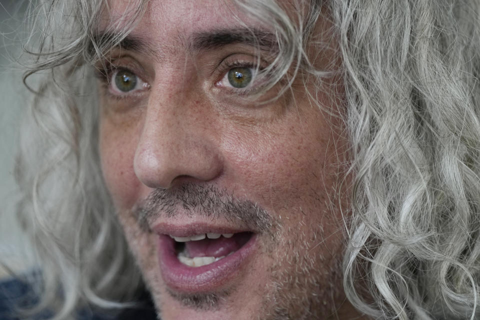 El escritor José Ignacio Valenzuela habla durante una entrevista sobre su más reciente libro "Gente como yo" el jueves 6 de abril de 2023, en la casa donde vive con su pareja y su hija en Palmetto Bay, Florida. (Foto AP/Rebecca Blackwell)