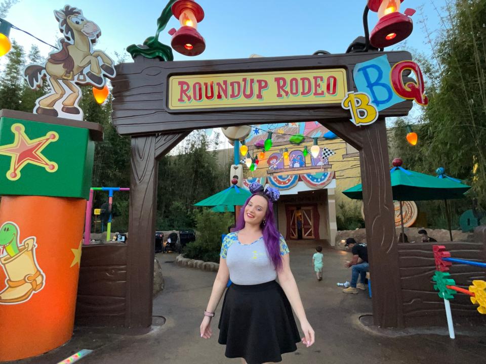 jenna posing in front of roundup rodeo bbq in hollywoos studios