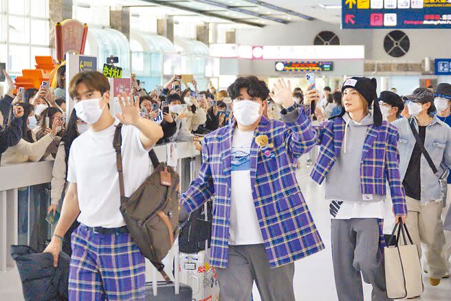 Super Junior26日抵達高雄小港機場，吸引百位粉絲接機。（任義宇攝）
