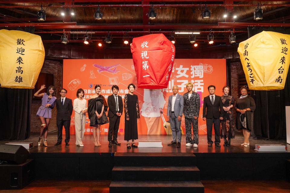 《獨活女子的守則4》江口德子（左六）與拍攝團隊日前再次來台灣替作品造勢宣傳。（Hami Video提供）