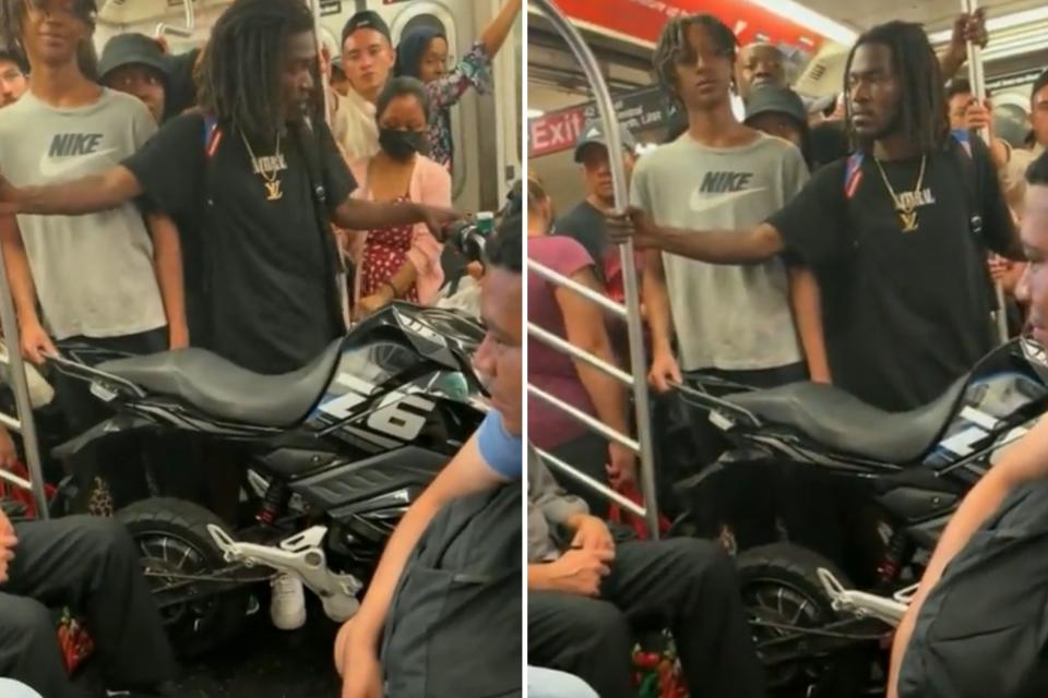 紐約地鐵上一名男子將他的機車牽進車廂，導致乘客都被他堵在門口。（翻攝自X@stillgray ）