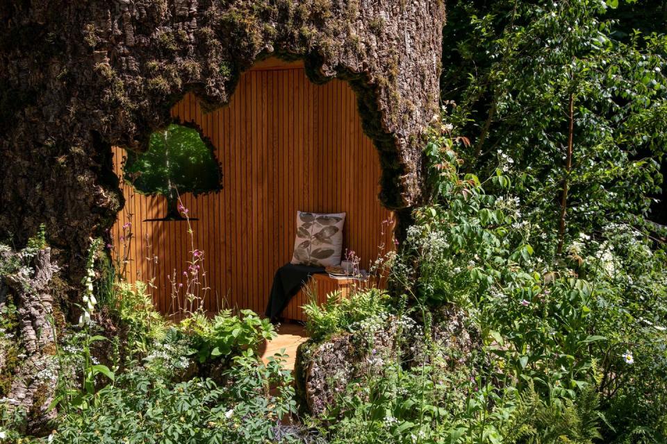 <p><strong>SANCTUARY GARDEN | Award: SILVER-GILT</strong></p><p>In this cool, calm woodland sanctuary, there’s space among the tranquillity for people to connect inside the main feature. The natural, larger-than-life oak tree stump has a skylight roof encircled by a vegetated edge.</p>