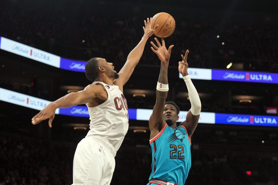 Jan 8, 2023; Phoenix, Arizona, USA; Phoenix Suns center Deandre Ayton (22) shoots over Cleveland Cavaliers forward Evan Mobley (4) during the first half at Footprint Center.