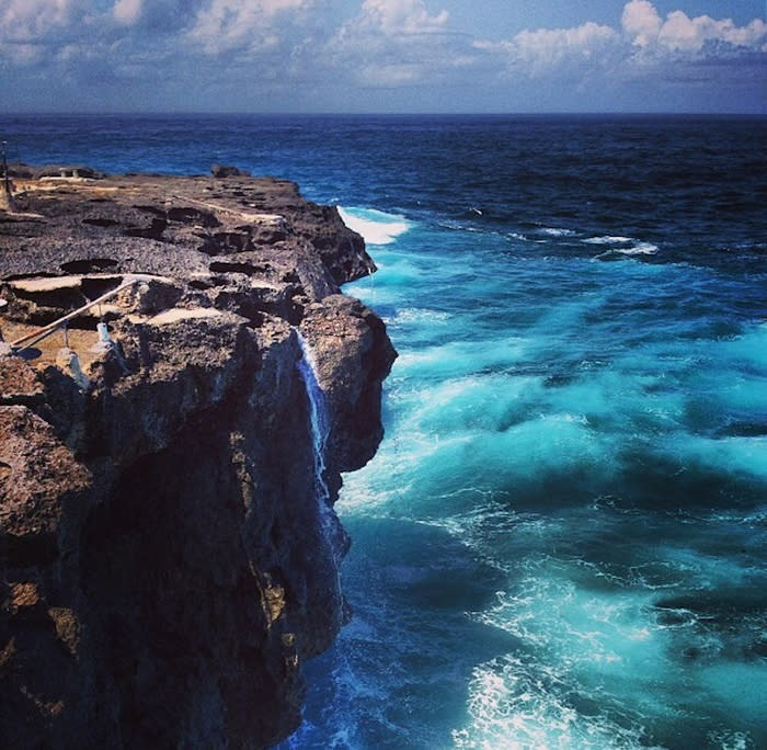 Blue lagoon: Located in the western coast of Nusa Ceningan, it is the site popular for cliff jumping activity.