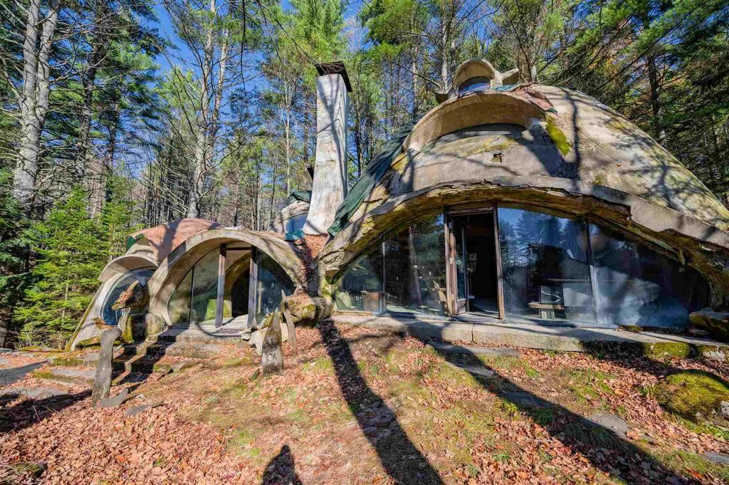 A 'hobbit' house created by an award-winning architect is now for sale. (SWNS)