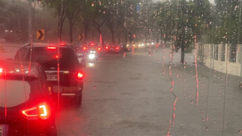 鳥松區長庚醫院前大埤路淹水情形。（圖／翻攝記者爆料網）