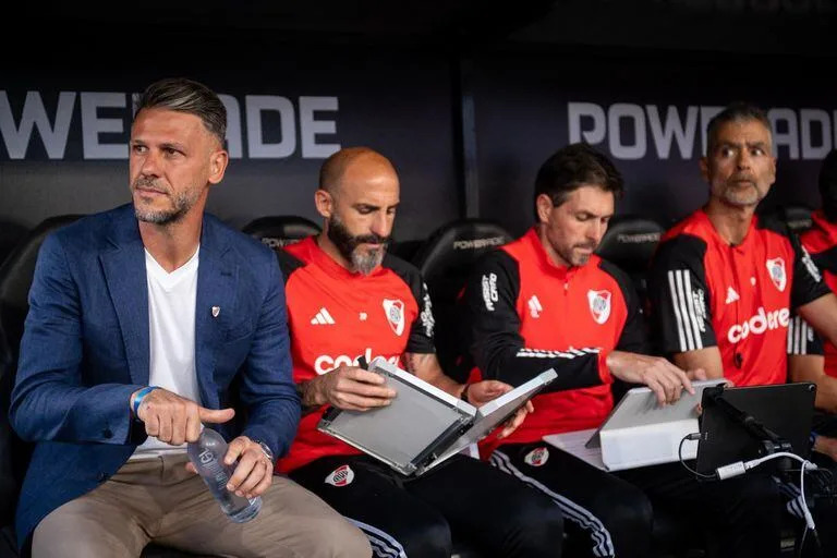 El cuerpo técnico de River, siempre con la tecnología a mano