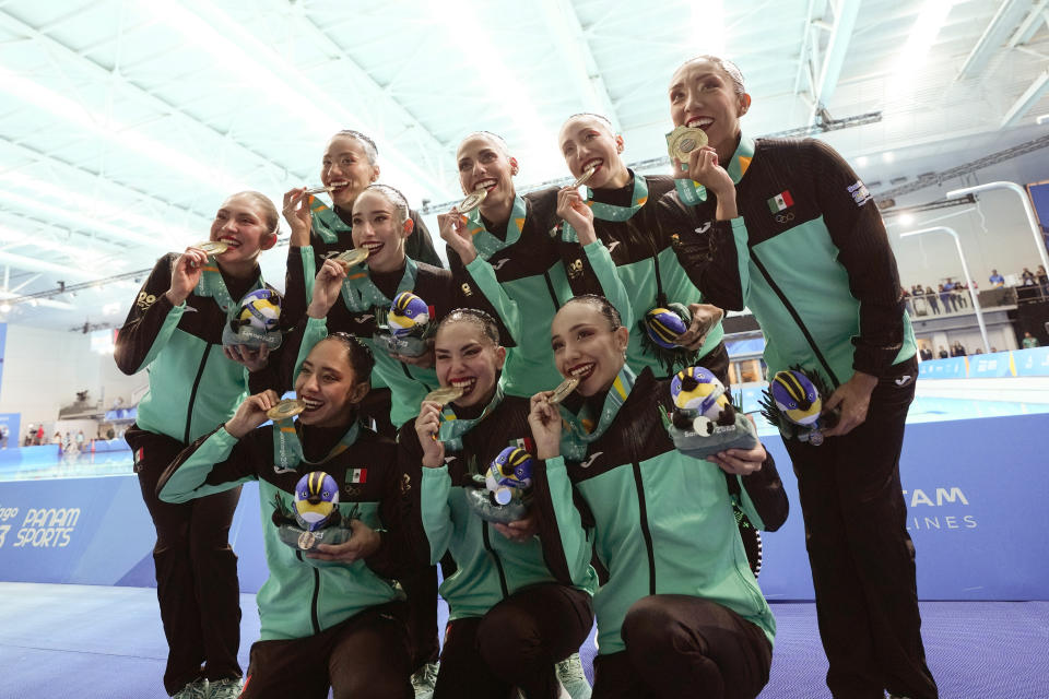 El equipo de México celebra con sus medallas tras ganar en la natación artística en los Juegos Panamericanos en Santiago, el viernes 3 de noviembre de 2023. (AP Foto/Matías Delacroix)