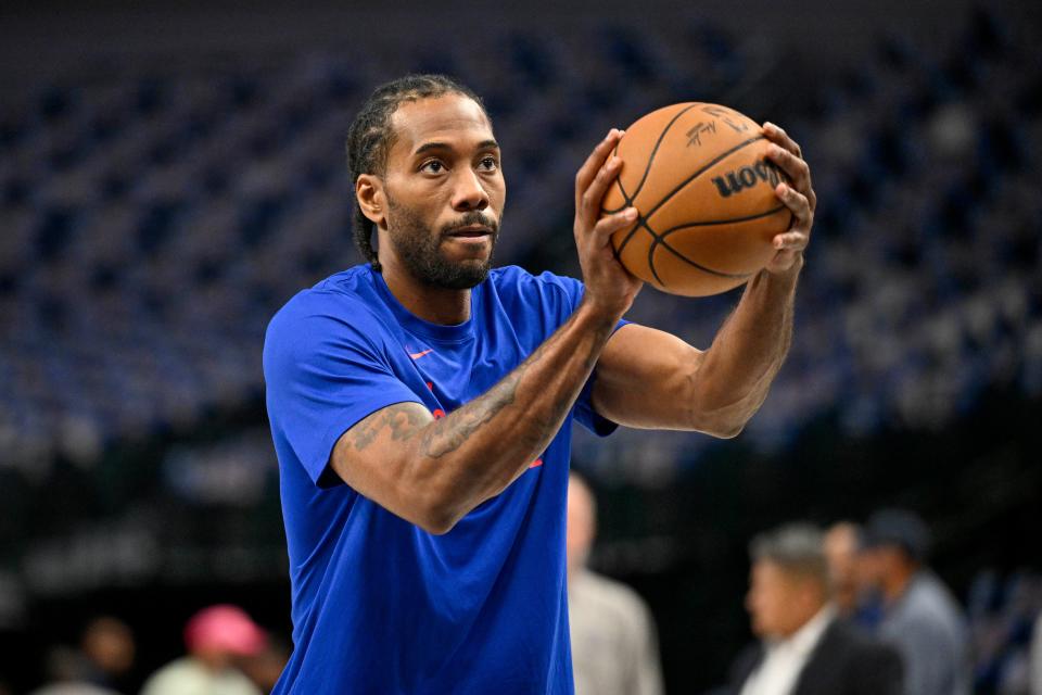 Los Angeles Clippers forward Kawhi Leonard warms up before Game 3 of the Dallas Mavericks-Clippers first round playoffs series.