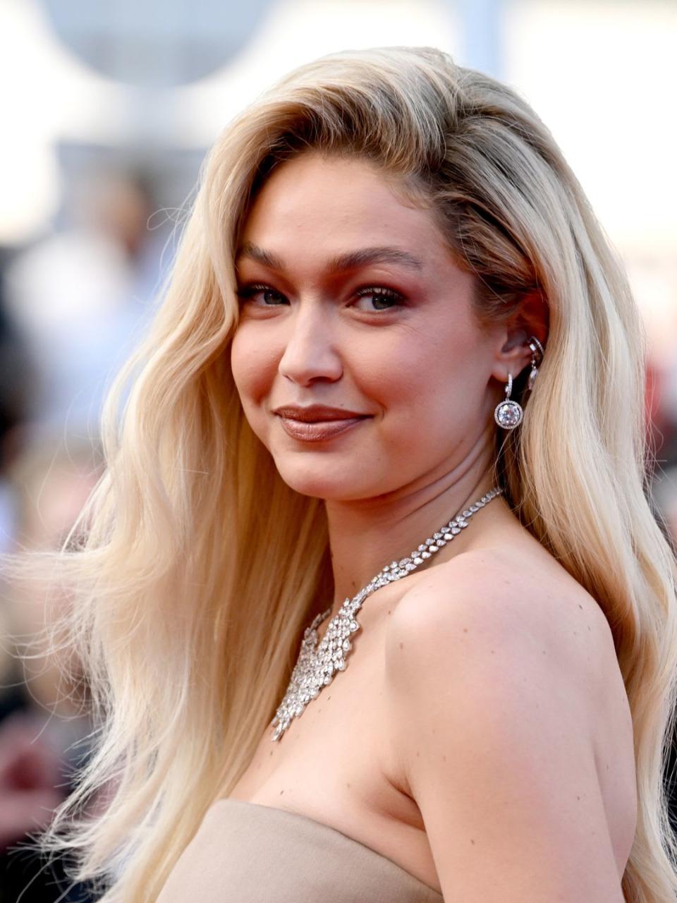 Gigi Hadid with voluminous blow dry 