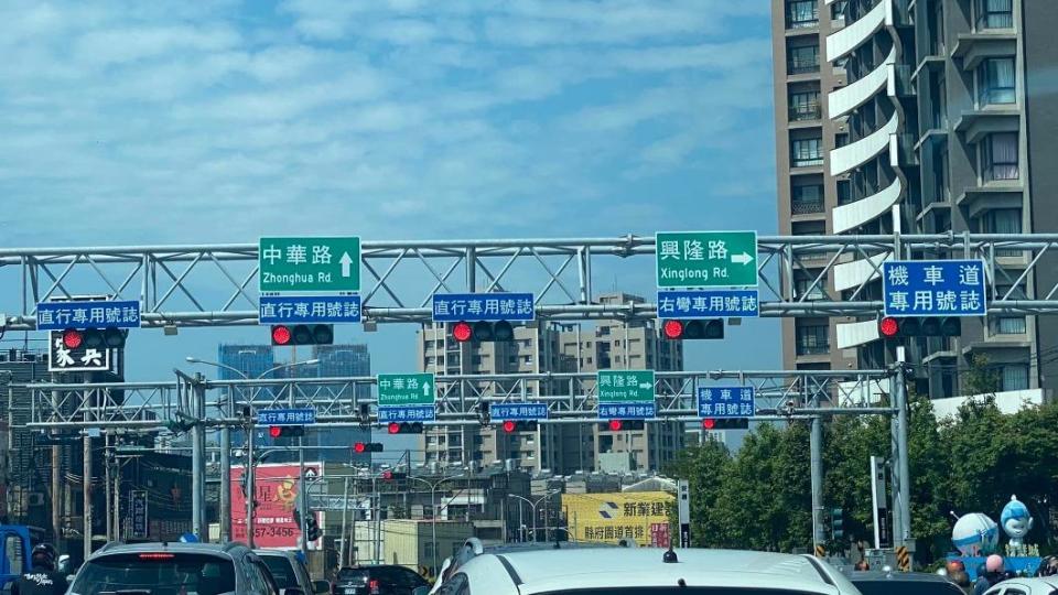 網友驚呆以為是賽車場。（圖／翻攝自路上觀察學院）