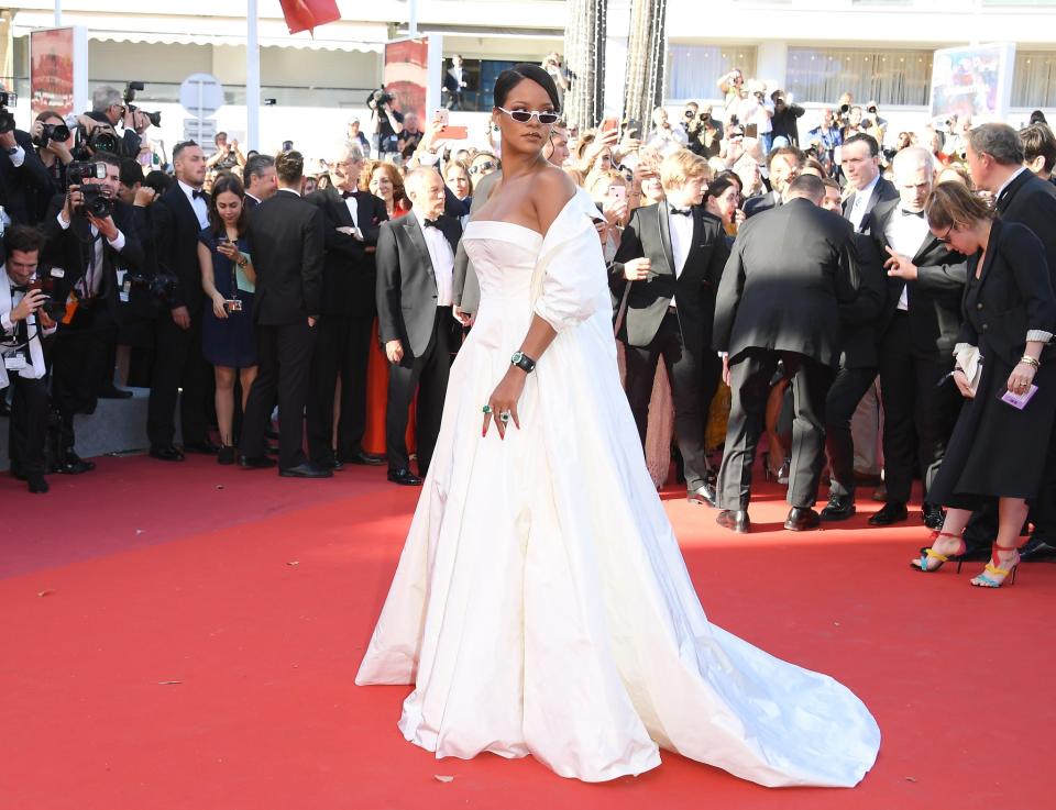 <p>La chanteuse a déboulé sur le tapis rouge avec un style de mariée gangsta rap, qui marrie une longue traîne blanche avec des lunettes de soleil. <br>Crédit : Getty </p>