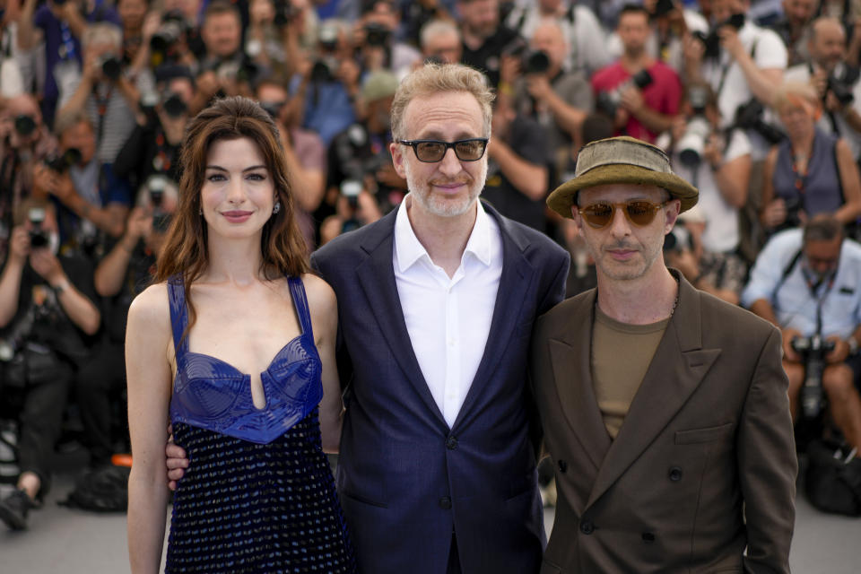 Anne Hathaway, de izquierda a derecha, el director James Gray, y Jeremy Strong posan en la sesión de "Armageddon Time" en la 75a edición del Festival de Cine de Cannes, en el sur de Francia el 20 de mayo de 2022. (Foto AP/Daniel Cole)
