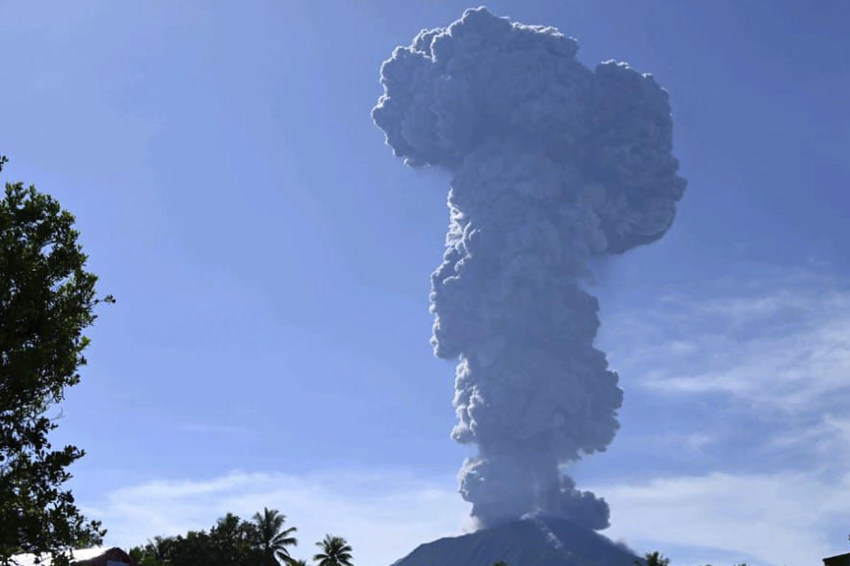 Le mont Ibu en Indonésie entre en éruption, crachant d’épaisses cendres et des nuages ​​​​sombres dans le ciel