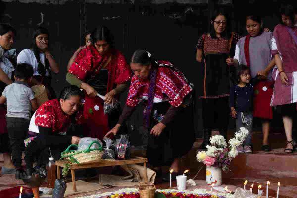 Mujeres realizan un ritual para la cosecha del café.