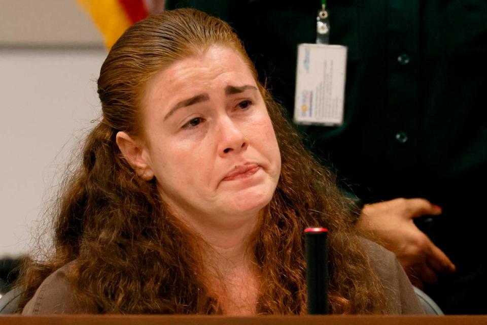 Danielle Woodard, la hija de la madre biológica del agresor de la Secundaria Marjory Stoneman Douglas, Nikolas Cruz, se emociona mientras testifica en la fase de penalización del juicio de Cruz en el Tribunal del Condado Broward en Fort Lauderdale, el lunes 22 de agosto de 2022. Cruz se declaró previamente culpable de los 17 cargos de homicidio premeditado y 17 cargos de intento de homicidio en la masacre de 2018.