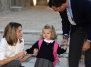 El 15 de septiembre de 2008 la entonces infanta Leonor asistía por primera vez al colegio en el centro Santa María de los Rosales de Madrid, el mismo en el que estudió su padre, que junto a Letizia trataban de calmar a la pequeña.(Foto: Carlos Alvarez / Getty Images).