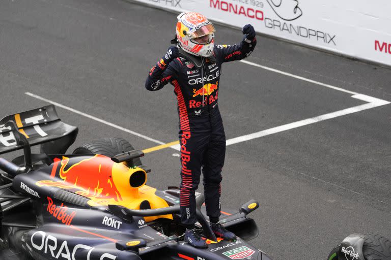 El festejo de Max Verstappen sobre el RB19 en el Gran Premio de Mónaco; el neerlandés sumó la cuarta victoria en la temporada y lidera el Mundial de Pilotos